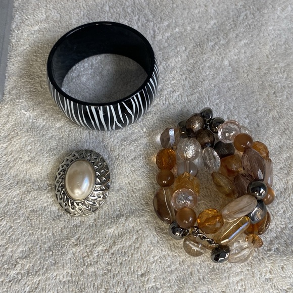 Vintage and Costume Jewelry Lot with Earrings, Necklaces, and Bracelets [1 lb] A - Picture 4 of 6
